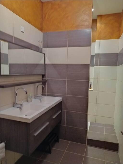 Appartement Spacieux Avec Grand Patio, 1Er Etage Sigean Dış mekan fotoğraf